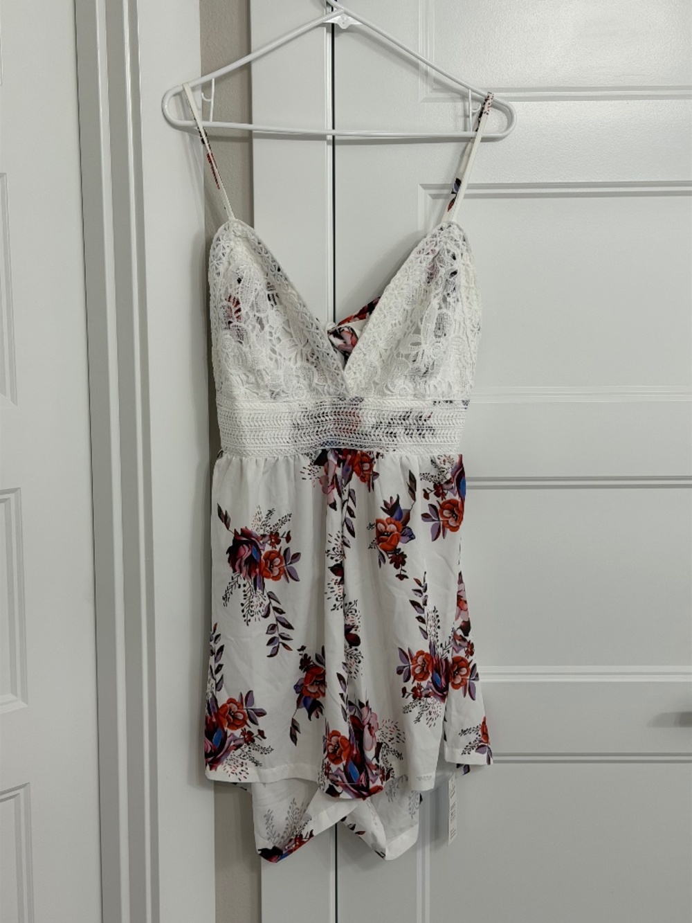 NWT  CUPSHE Super Cute White V Neck Lace Floral Romper.